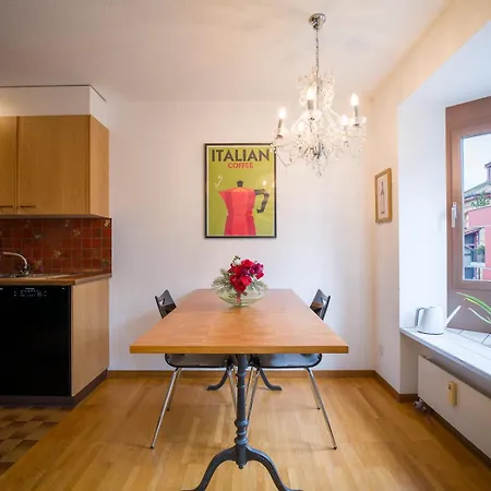 Flat - Balcony & Bundeshaus View Apartment